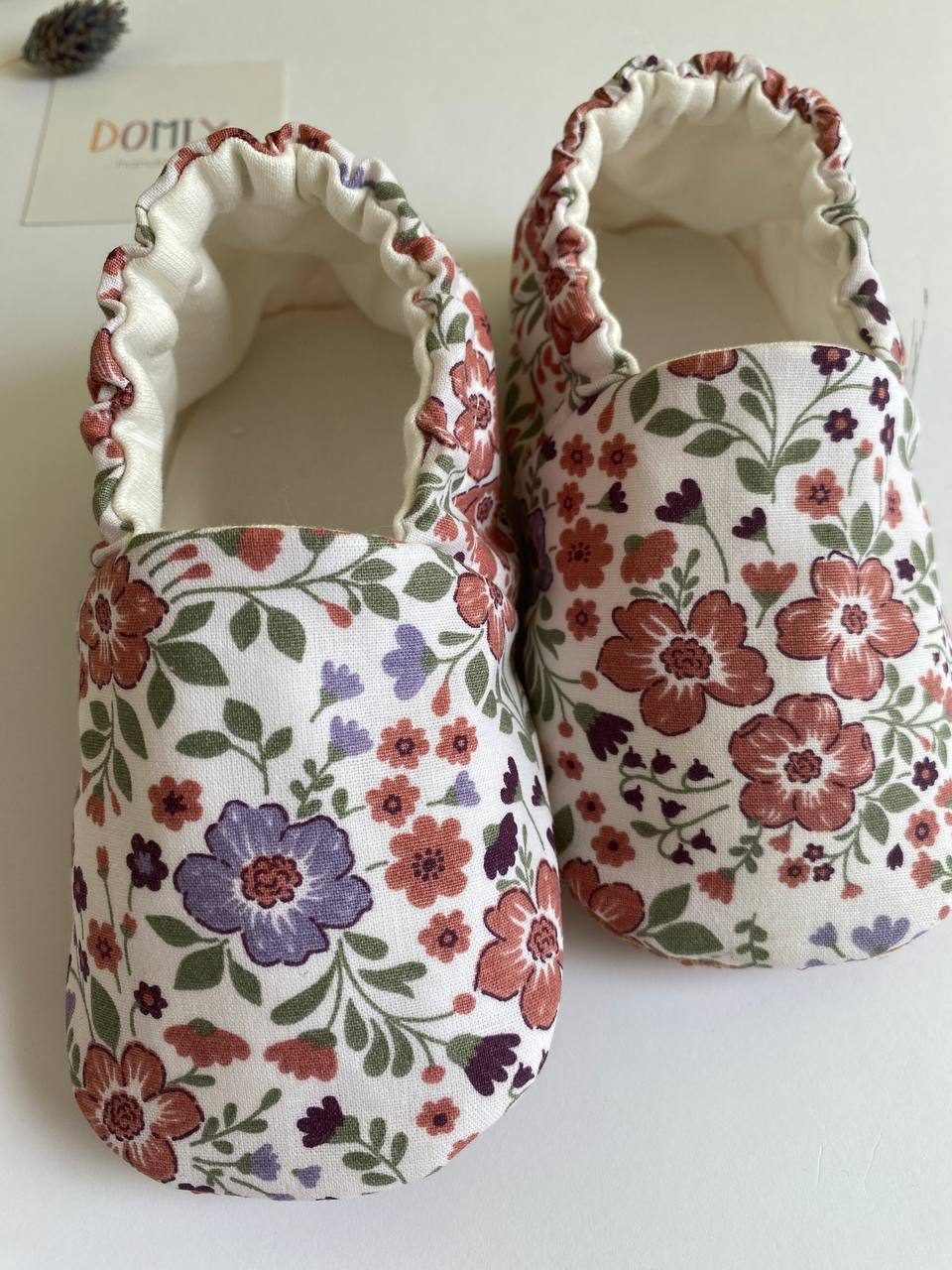 Handgemachte Baby- und Kleinkind-Hausschuhe aus Baumwolle – Blumen-Edition