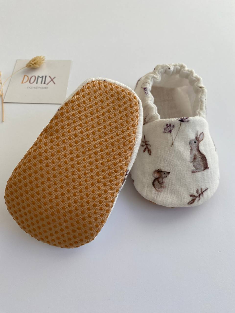 Handgemachte Baby-Musselinstiefel – Weiche Neugeborenen-Hausschuhe aus Baumwolle mit Hasenmotiv