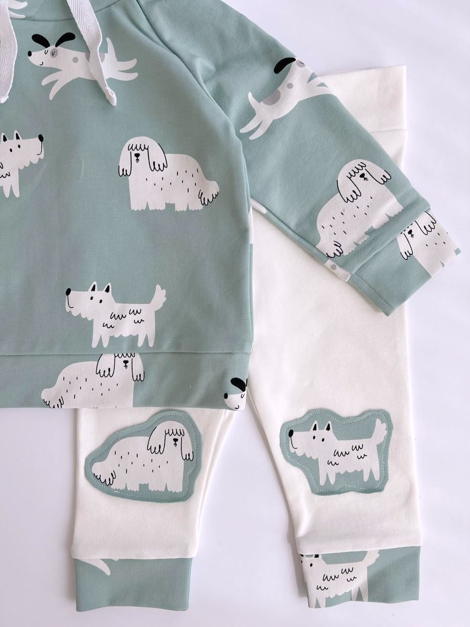 Ensemble sweat à capuche et pantalon en jersey pour enfant « Chiots » (0-5 ans)