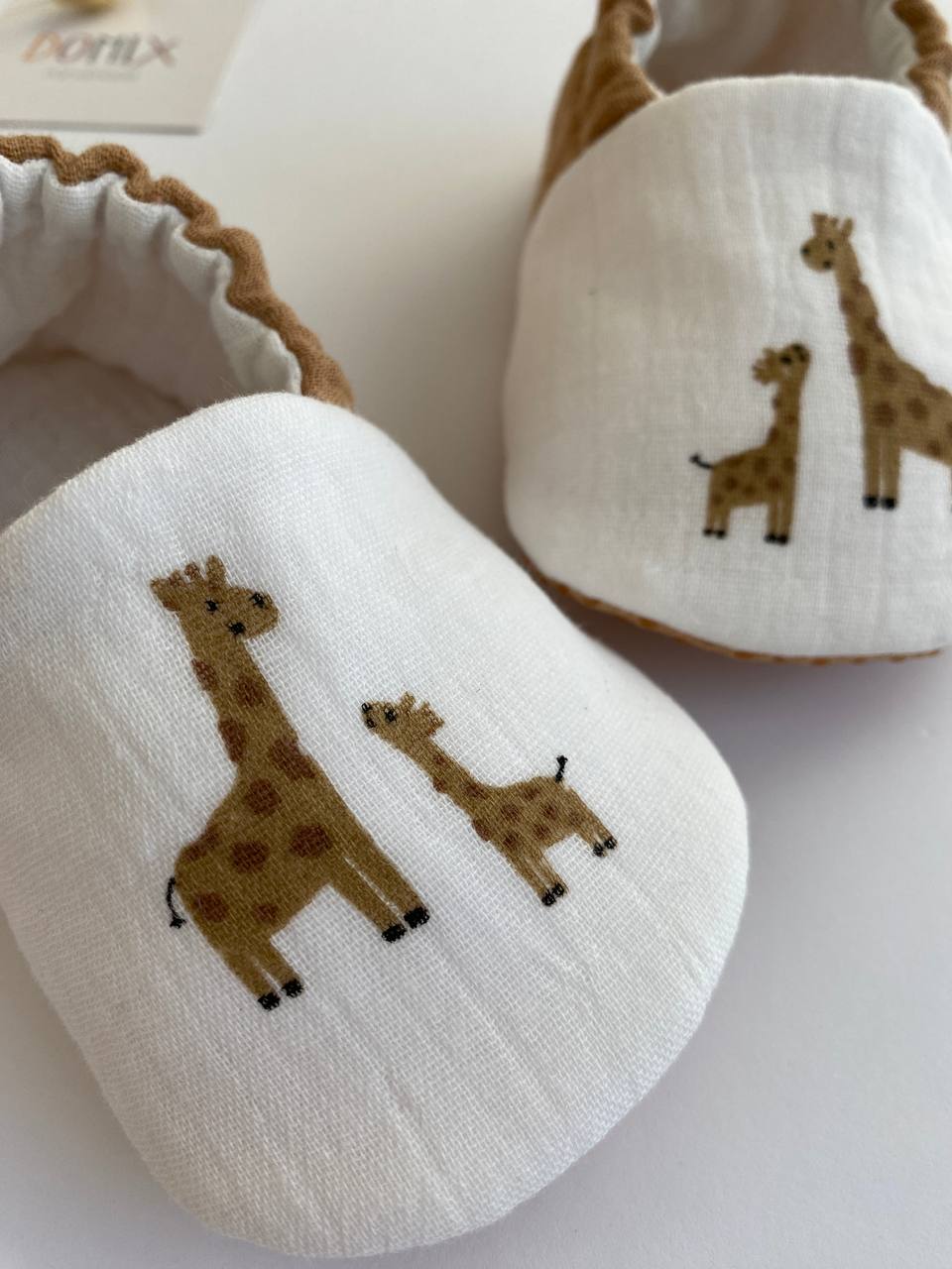 Handgefertigte Baby- & Kleinkindhausschuhe – Hausschuhe aus weichem Baumwollmusselin mit Giraffendruck