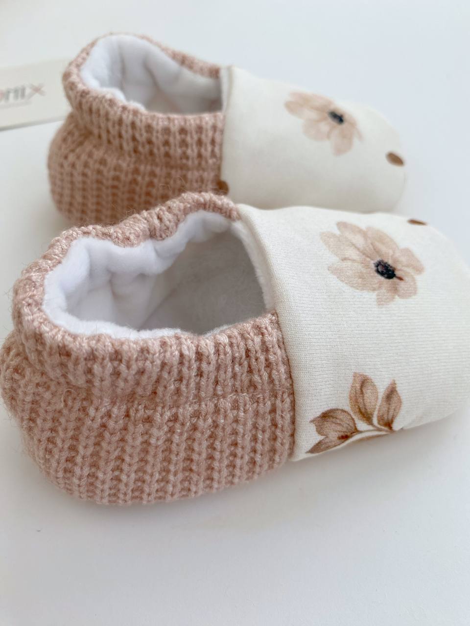 Beige florale Babyschuhe – Handgefertigte weiche Babyschuhe