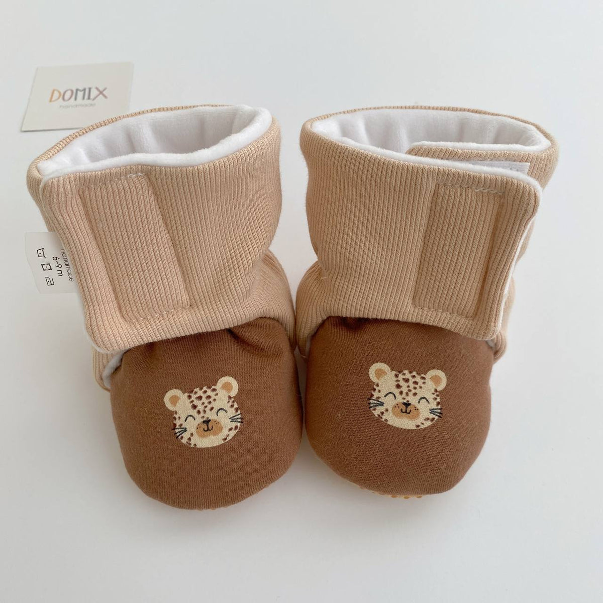 Pastellfarbene Baby-Schühchen mit Blumenmuster – Handgefertigte warme Babyschuhe