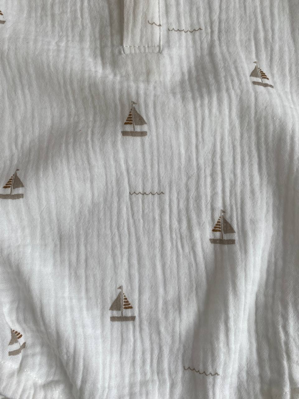 Grenouillère bébé en mousseline avec imprimé bateau – Tenue d'été légère en coton