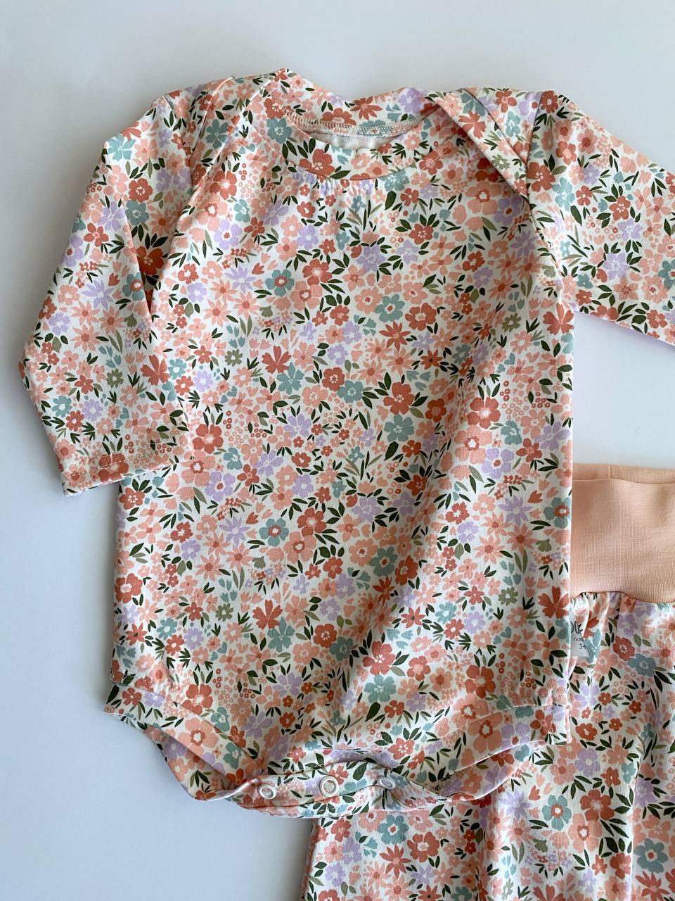 Ensemble bébé fait main – Body et pantalon fleuris
