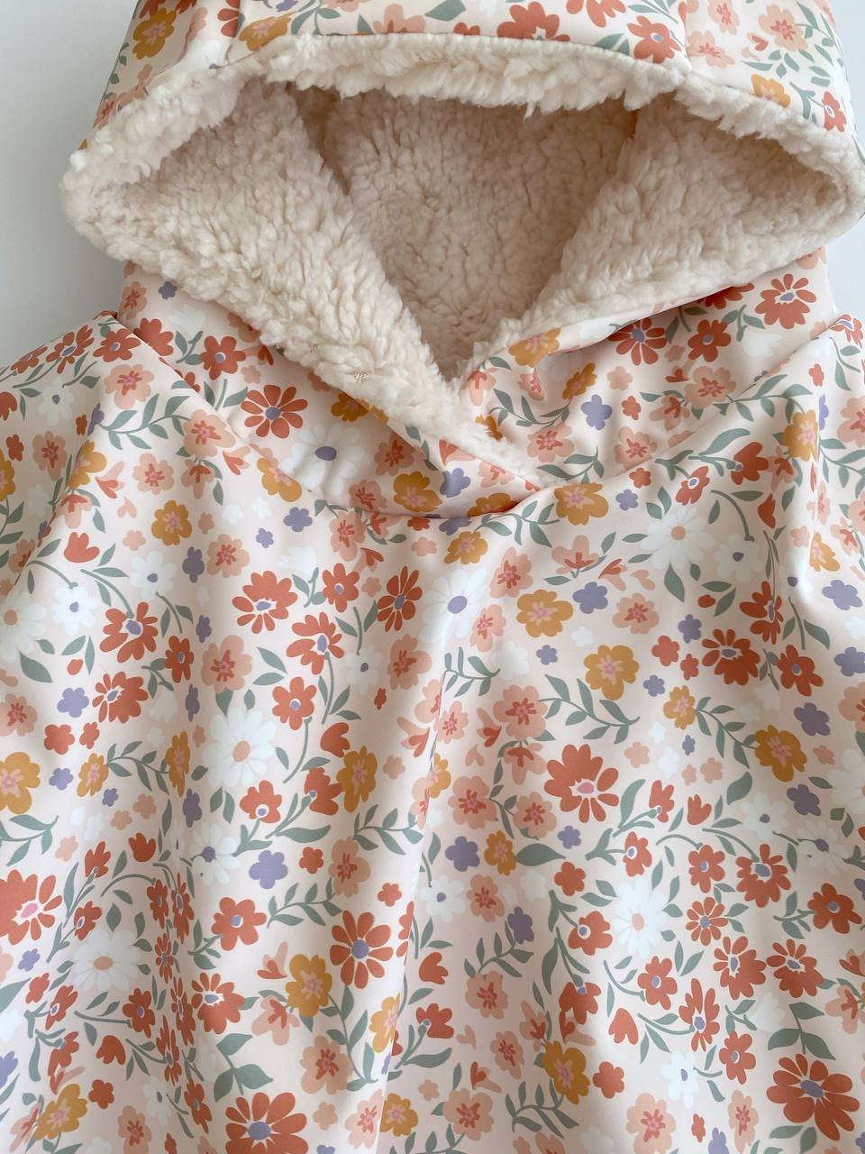 🌸 Poncho imperméable à motif floral – Protection contre la pluie faite main avec charme