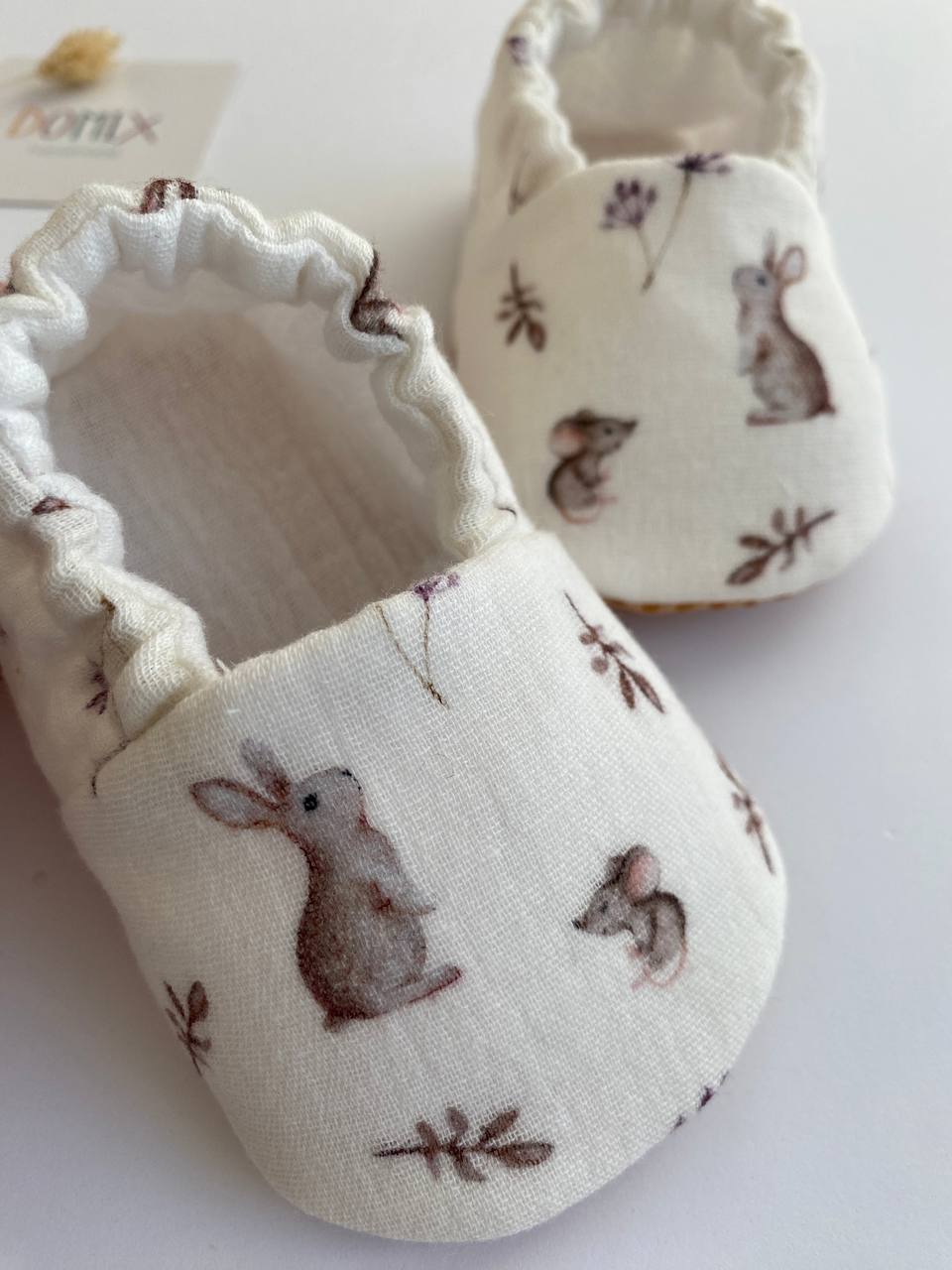 Handgemachte Baby-Musselinstiefel – Weiche Neugeborenen-Hausschuhe aus Baumwolle mit Hasenmotiv