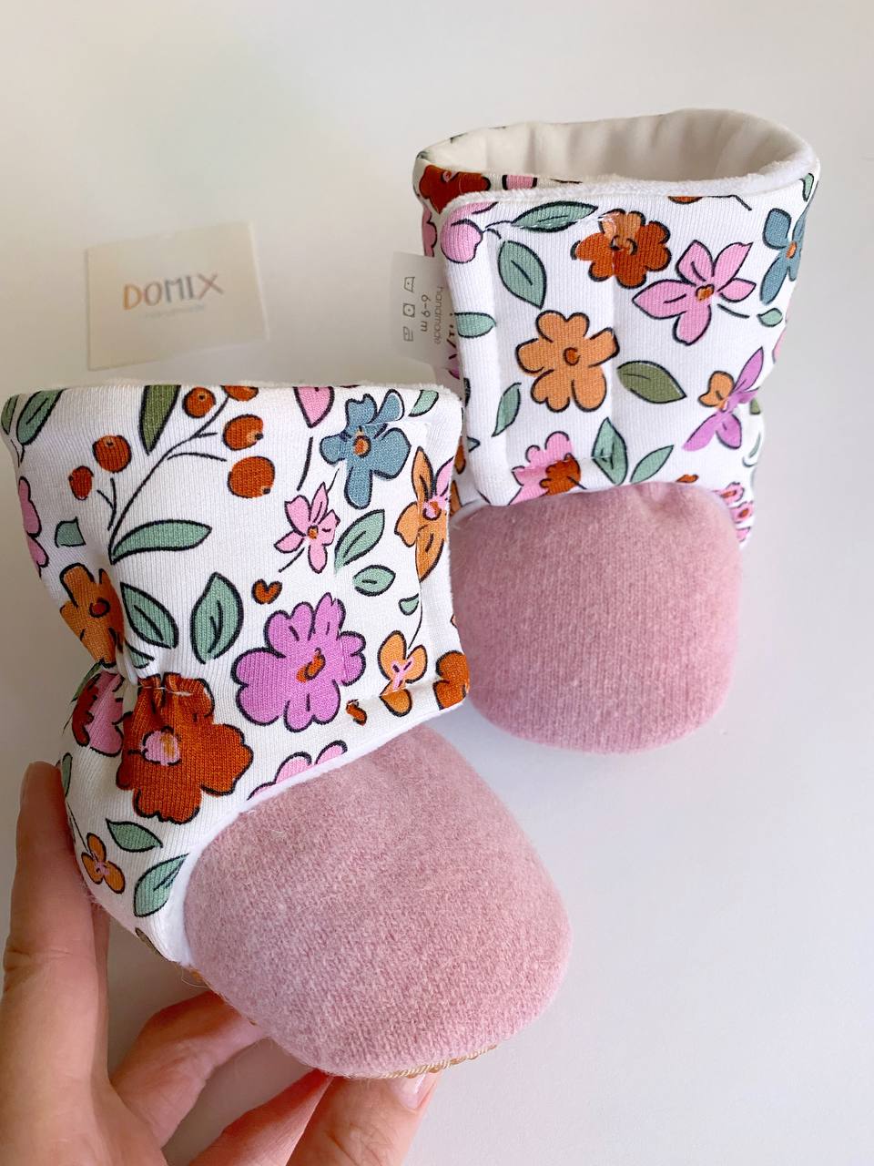 Chaussons bébé fleuris – Doux et faits main