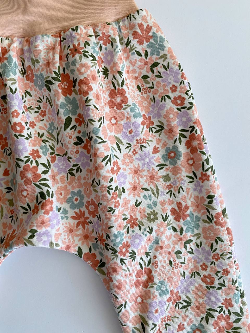 Ensemble bébé fait main – Body et pantalon fleuris