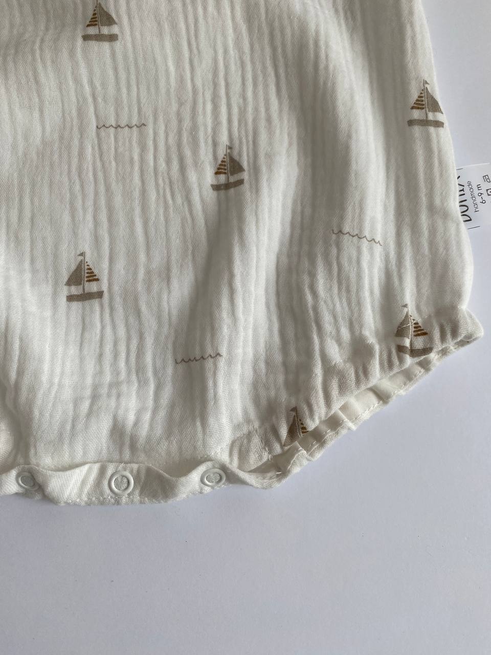 Grenouillère bébé en mousseline avec imprimé bateau – Tenue d'été légère en coton