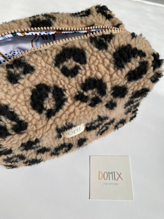 Trousse de Toilette Beige Léopard Teddy – Pochette Maquillage avec Doublure Imperméable | DOMIX