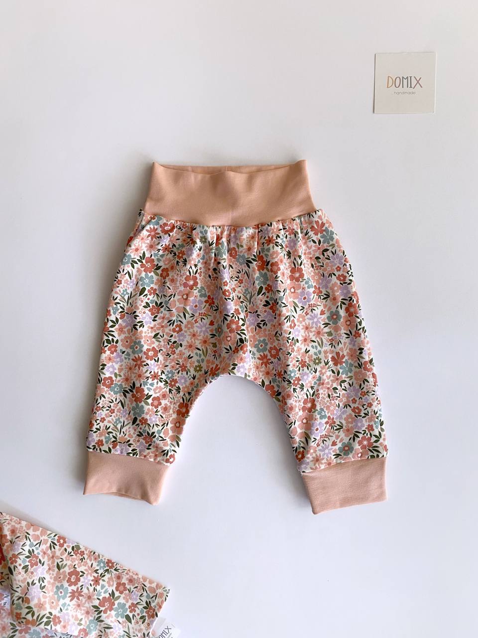 Ensemble bébé fait main – Body et pantalon fleuris