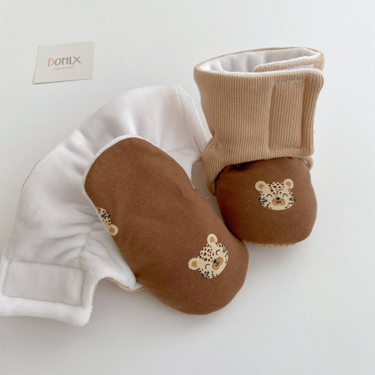 Pastellfarbene Baby-Schühchen mit Blumenmuster – Handgefertigte warme Babyschuhe