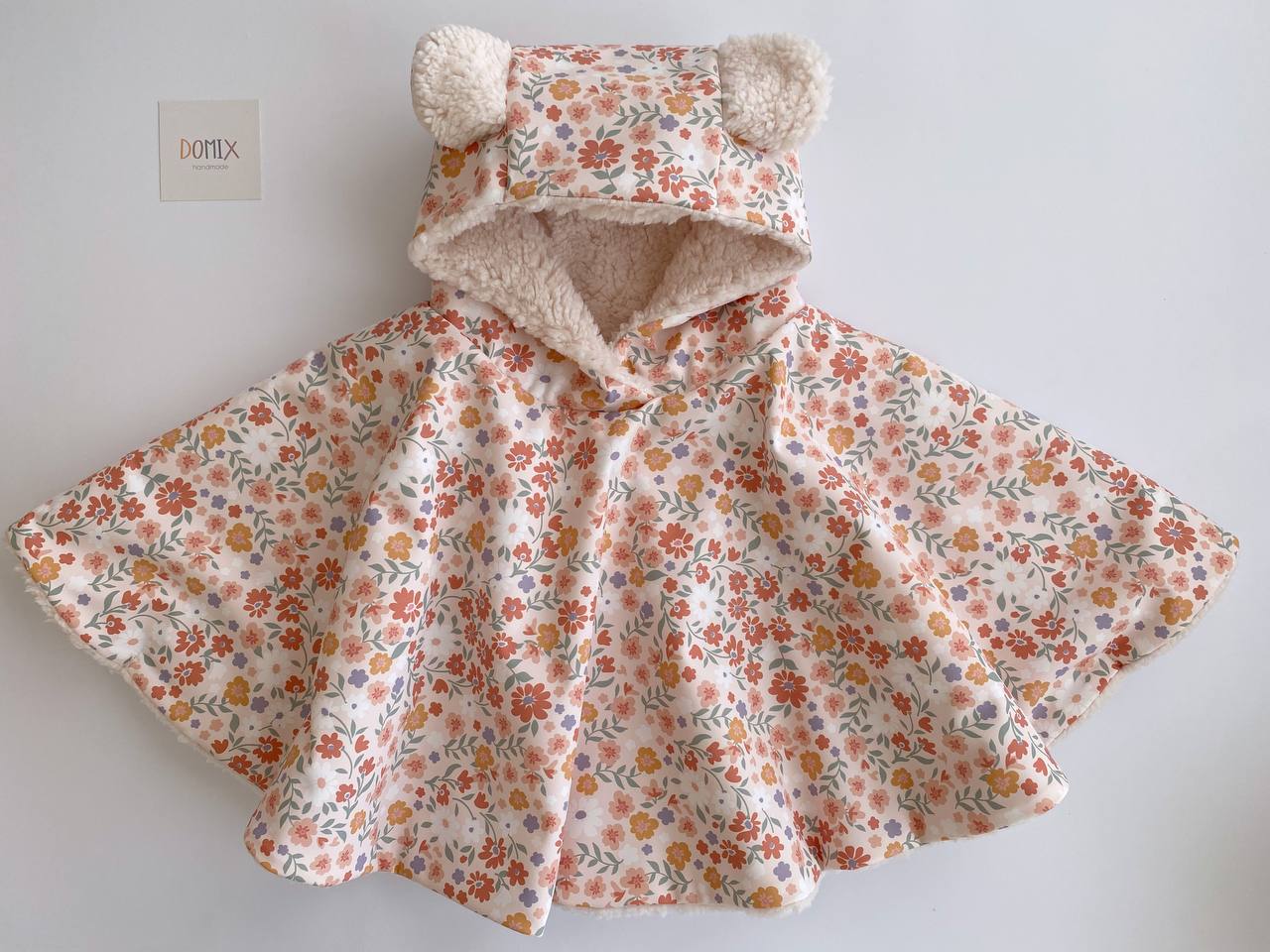 🌸 Poncho imperméable à motif floral – Protection contre la pluie faite main avec charme