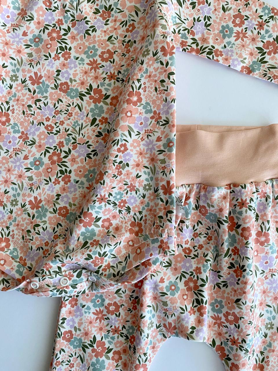 Ensemble bébé fait main – Body et pantalon fleuris