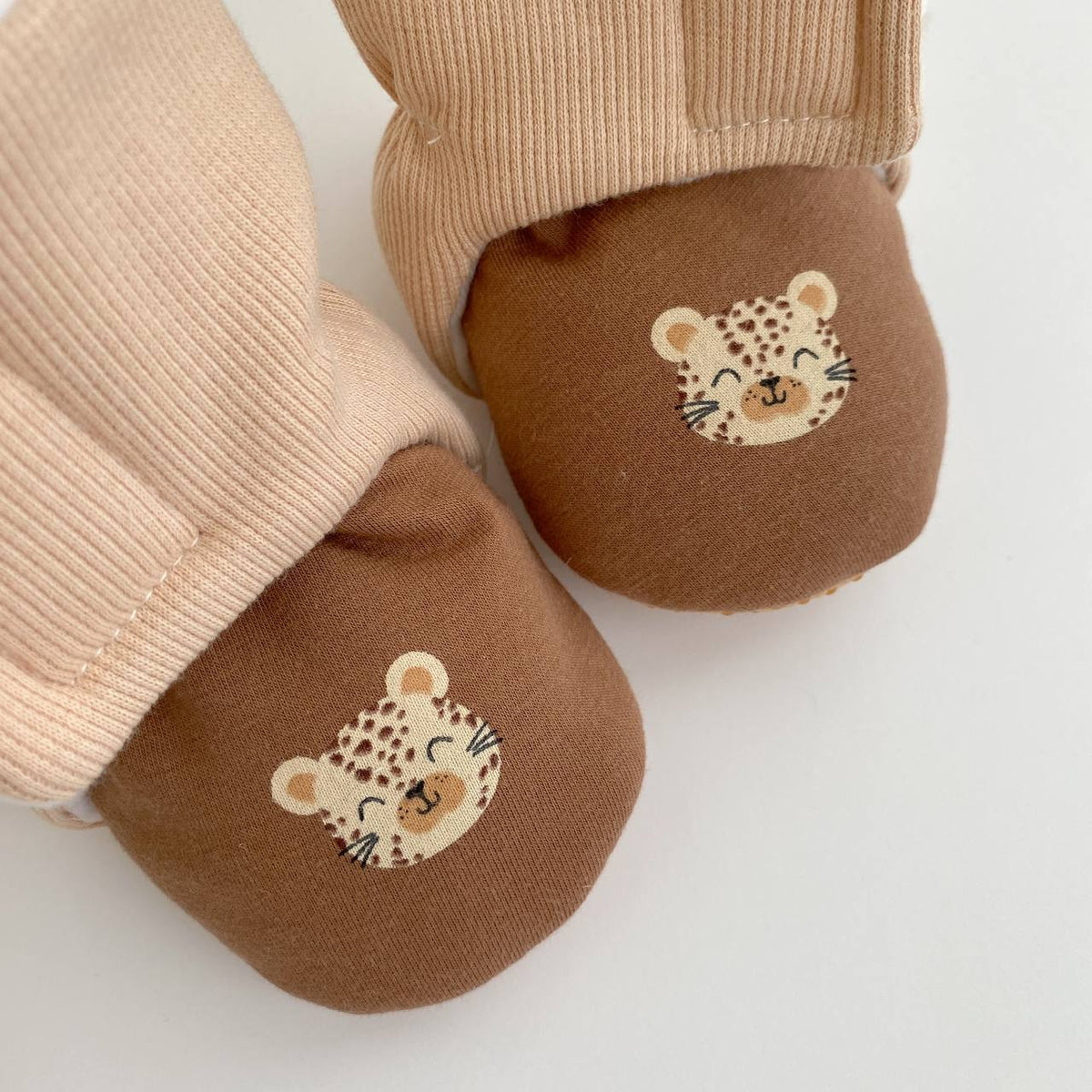 Pastellfarbene Baby-Schühchen mit Blumenmuster – Handgefertigte warme Babyschuhe