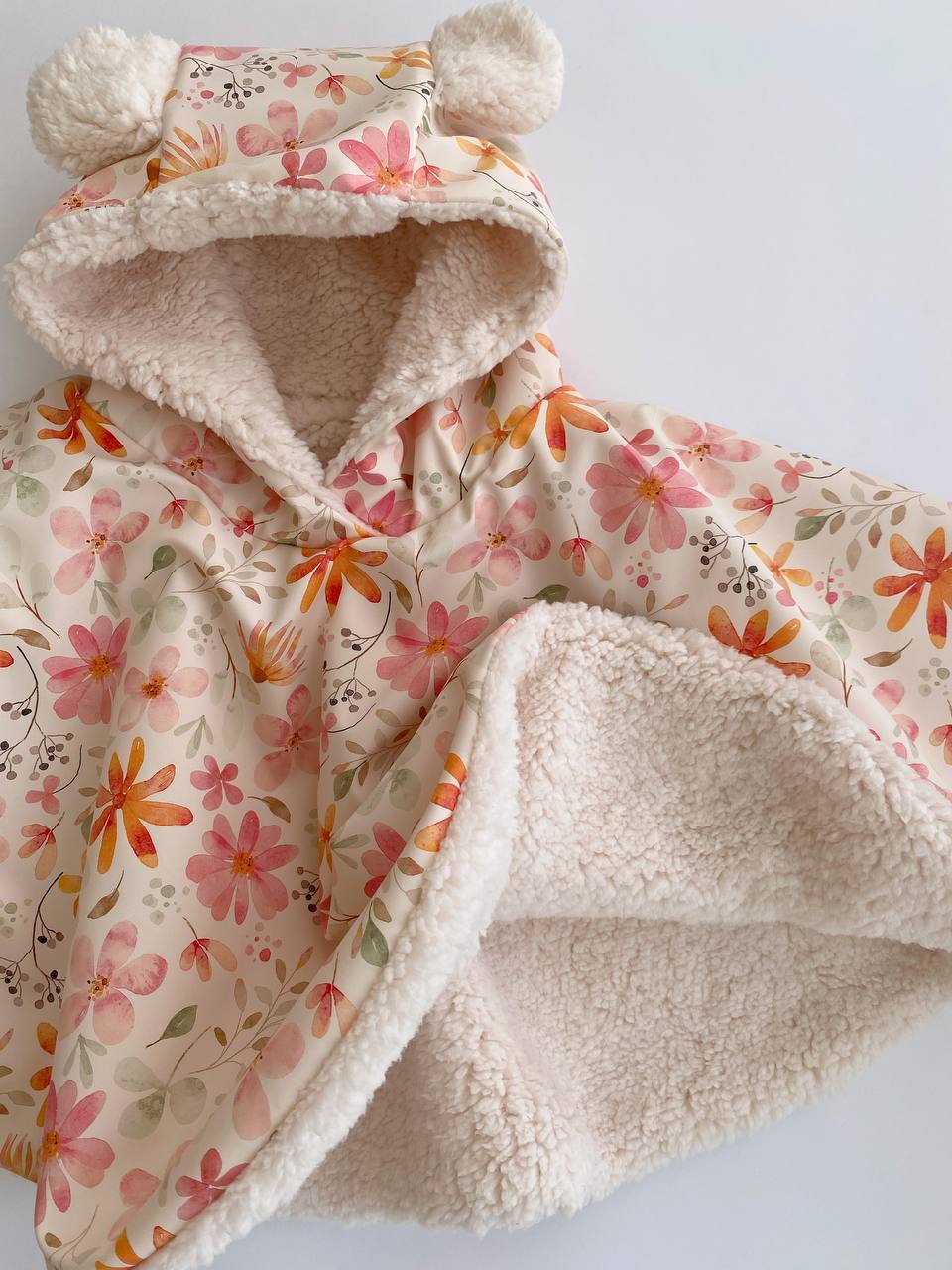 Poncho à capuche fleuri pour bébés et tout-petits, fait main en Suisse