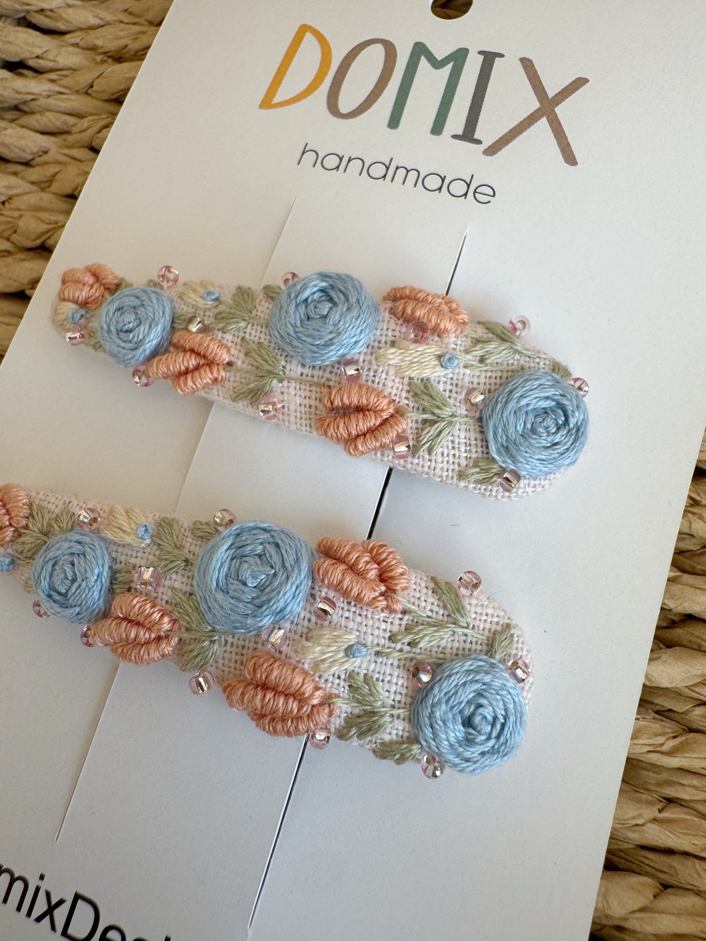 Pinces à cheveux faites main, ornées de perles et de broderies – Lot de 2