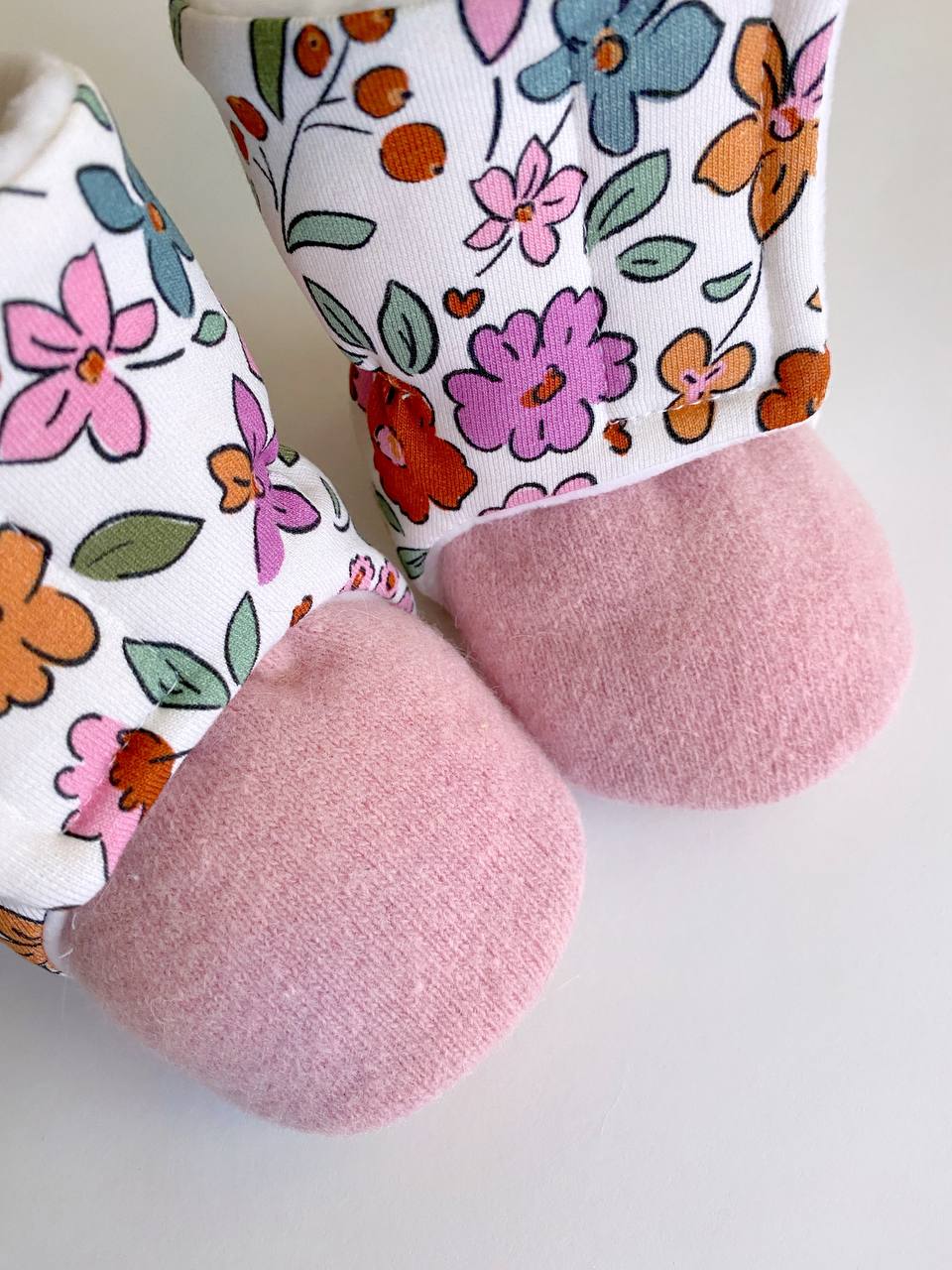 Chaussons bébé fleuris – Doux et faits main