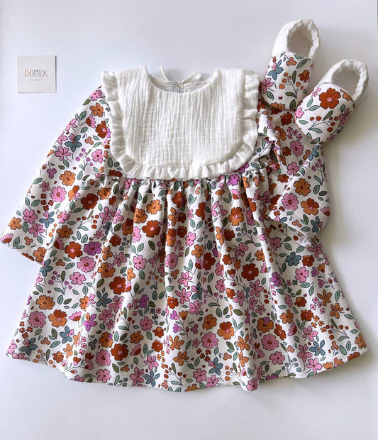 Robe bébé fleurie avec bavoir en mousseline | Vêtements bébé faits main 