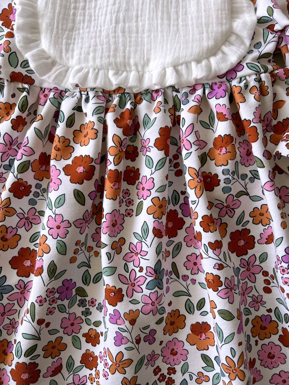 Robe bébé fleurie avec bavoir en mousseline | Vêtements bébé faits main 