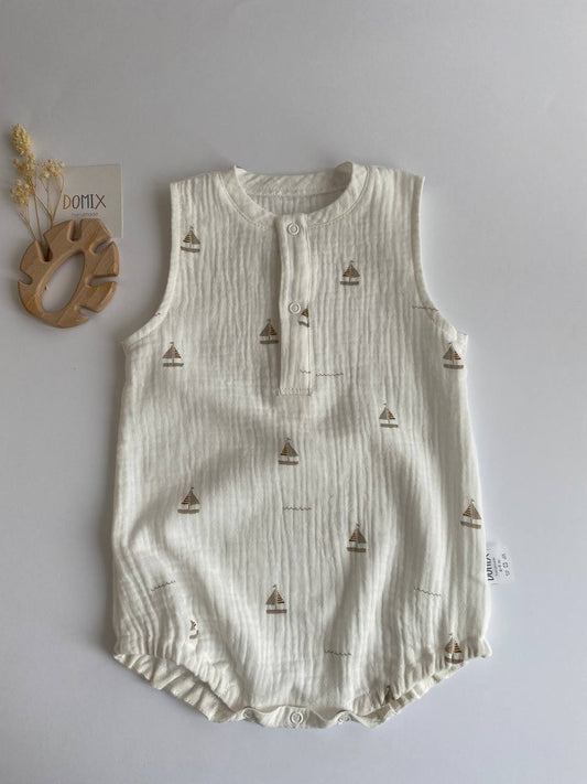 Baby Musselin Strampler mit Segelboot-Print – Leichte Baumwoll Sommerkleidung