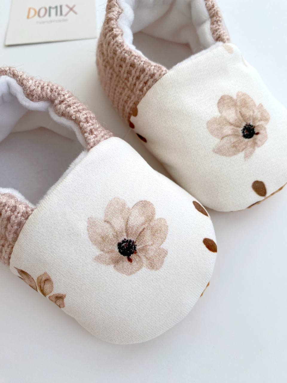 Beige florale Babyschuhe – Handgefertigte weiche Babyschuhe