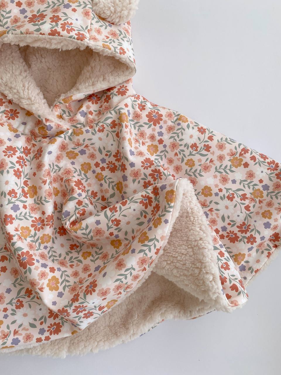 🌸 Poncho imperméable à motif floral – Protection contre la pluie faite main avec charme