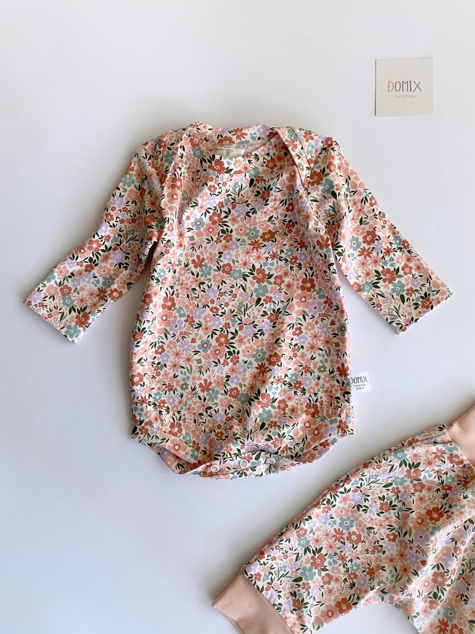 Ensemble bébé fait main – Body et pantalon fleuris