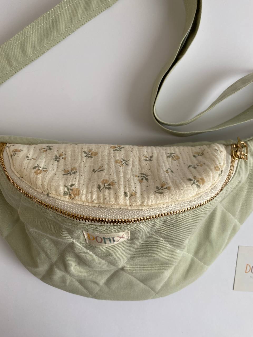 Handgemachte gesteppte Gürteltasche – Salbeigrüner Baumwollstoff mit Blumenmuster | Minimalistische Crossbody-Bauchtasche