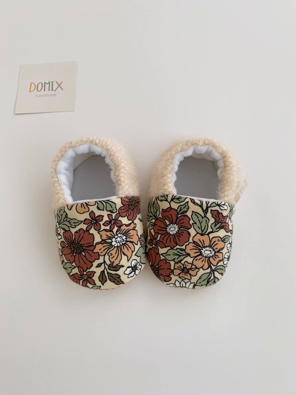 Baby-Hausschuhe mit Blumenmuster – Jersey & Velours