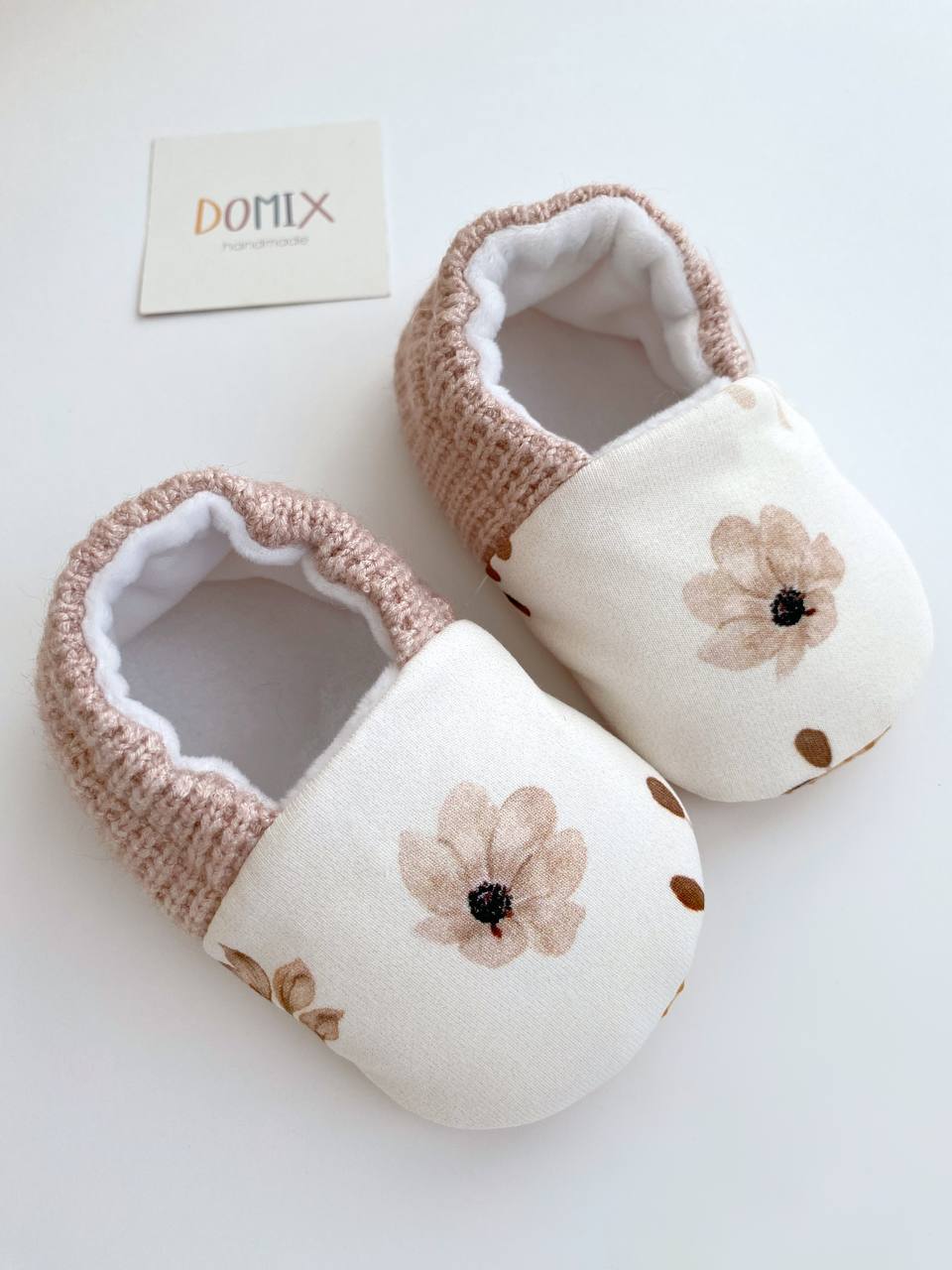 Beige florale Babyschuhe – Handgefertigte weiche Babyschuhe