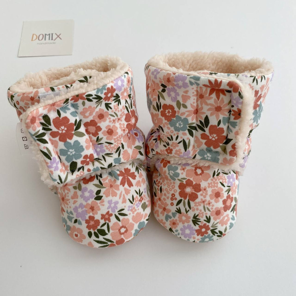 Pastellfarbene Blumen-Babyschuhe – Handgefertigte warme Babyschuhe