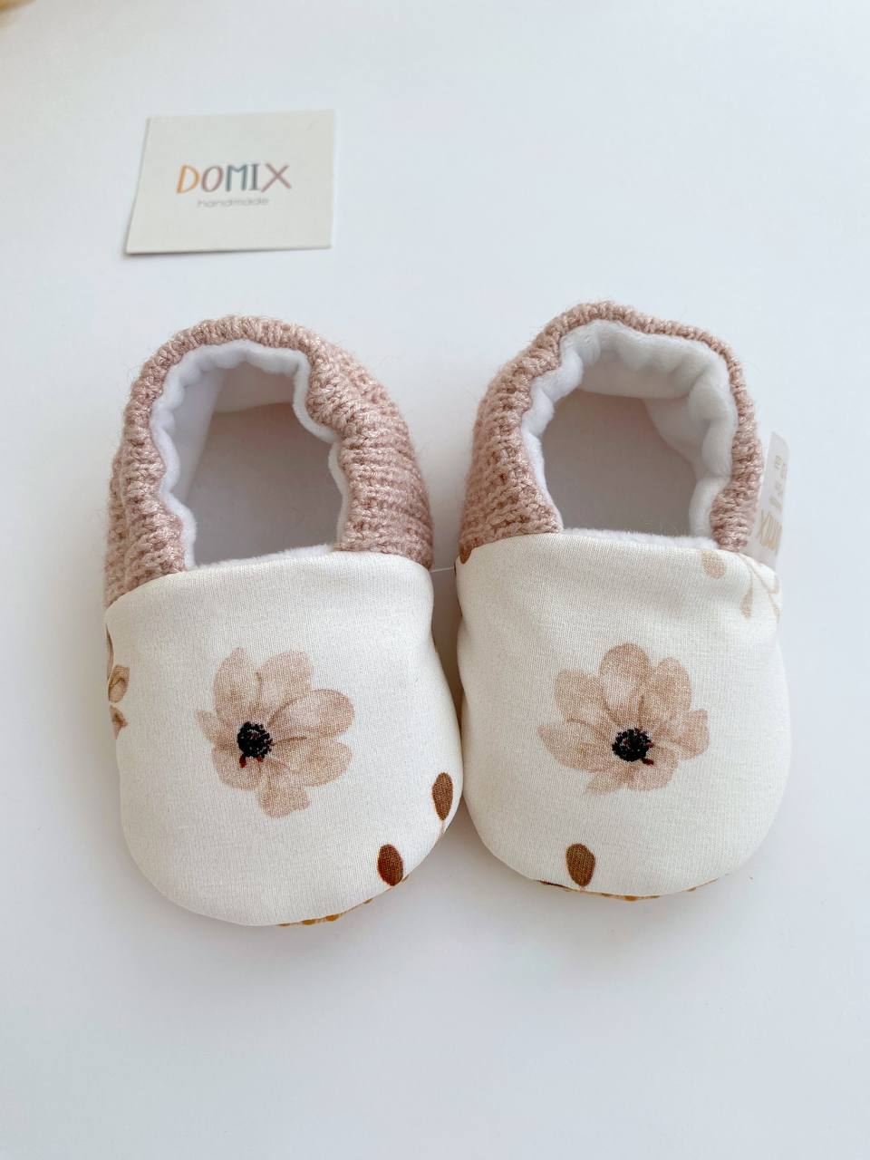 Beige florale Babyschuhe – Handgefertigte weiche Babyschuhe