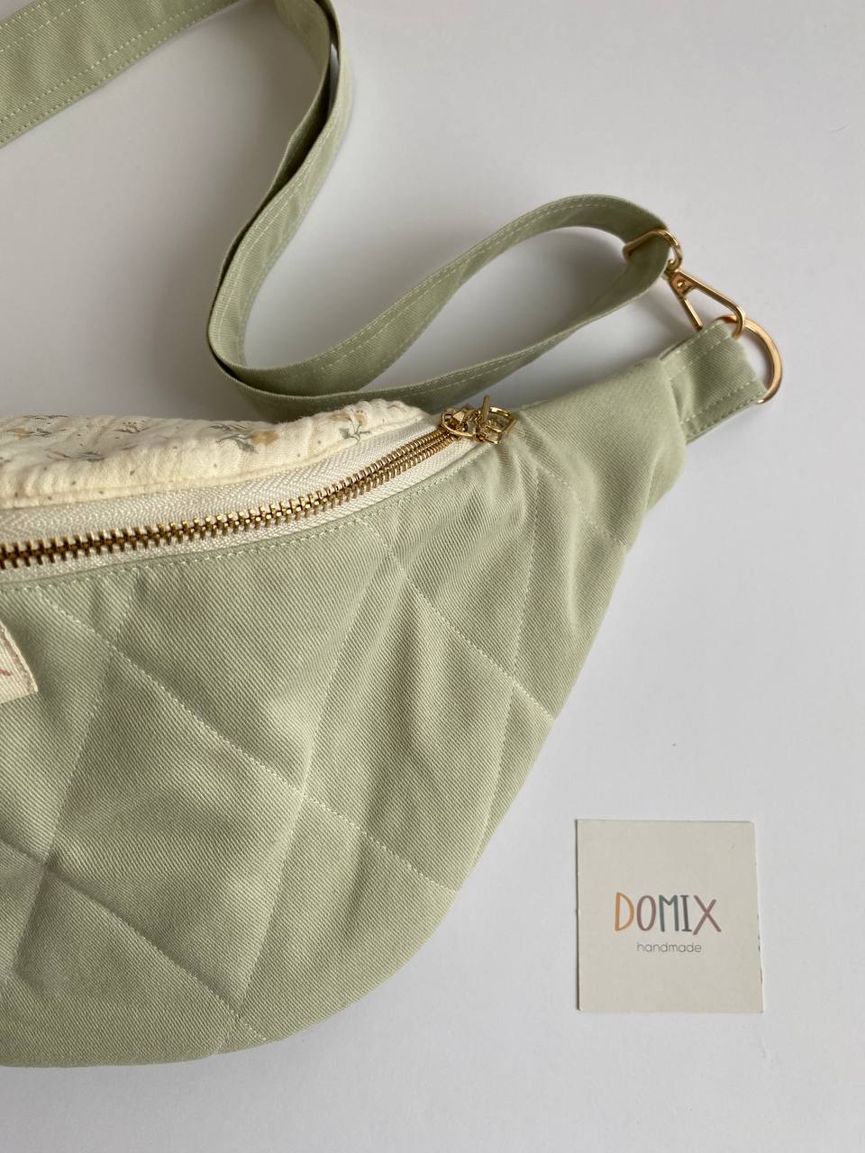Handgemachte gesteppte Gürteltasche – Salbeigrüner Baumwollstoff mit Blumenmuster | Minimalistische Crossbody-Bauchtasche