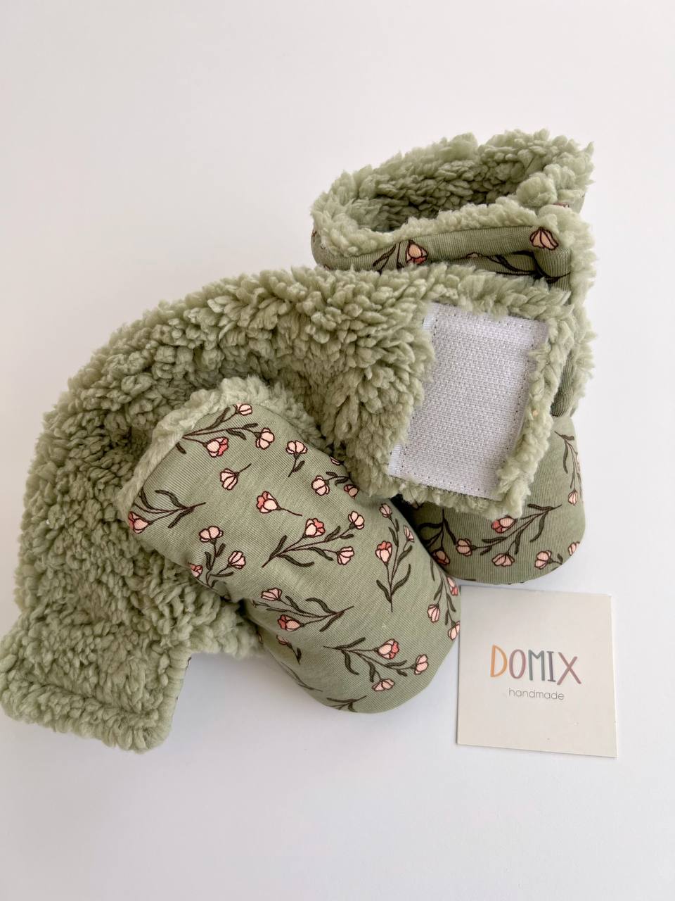 🌿 Green Floral Baby Booties – Cozy Handmade Warmth