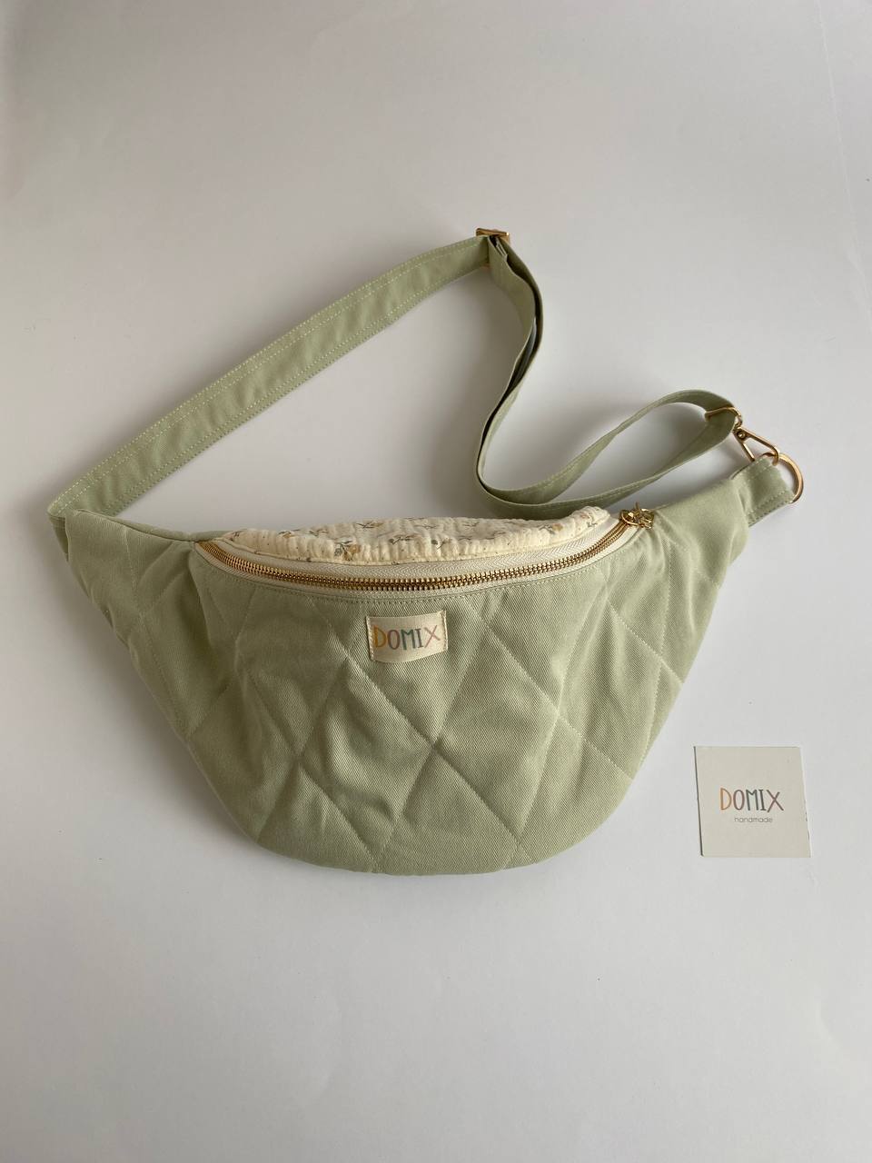 Handgemachte gesteppte Gürteltasche – Salbeigrüner Baumwollstoff mit Blumenmuster | Minimalistische Crossbody-Bauchtasche