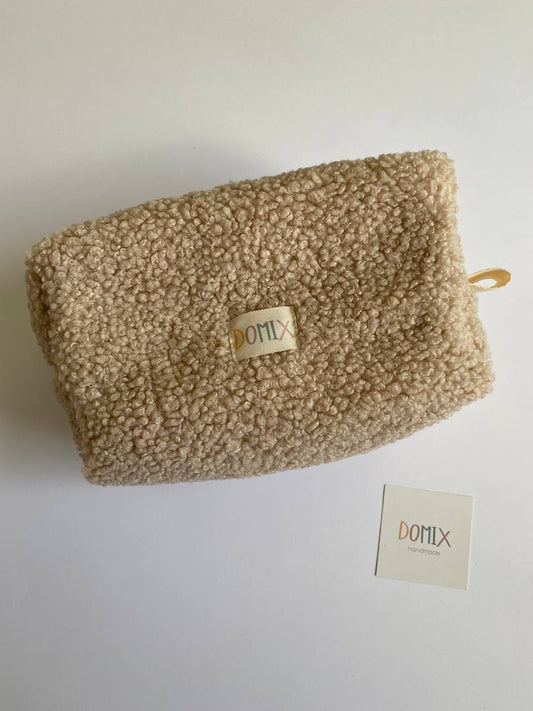 Trousse de toilette beige en tissu peluche – Pochette à maquillage minimaliste avec doublure imperméable | DOMIX