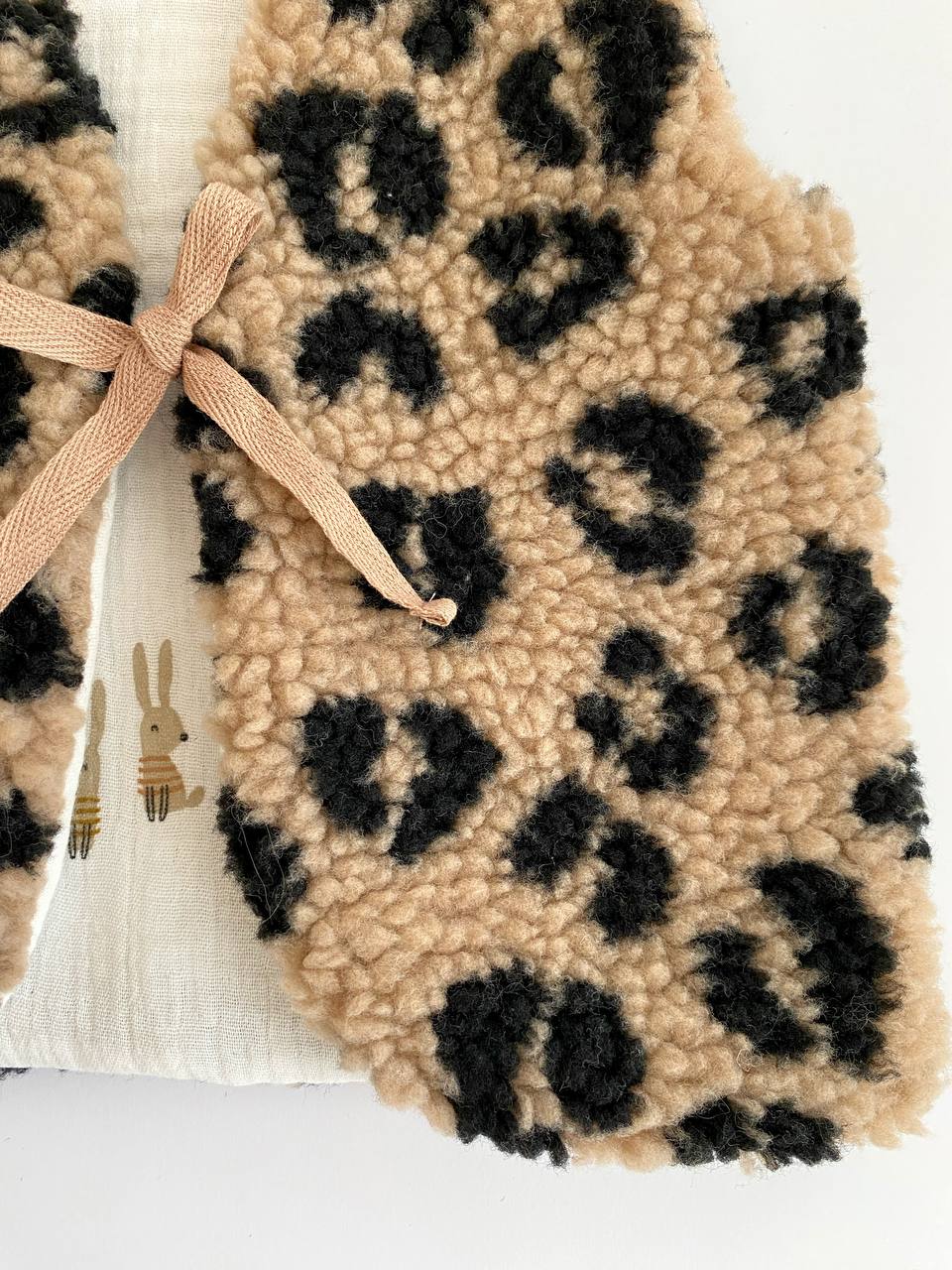 Handgefertigte, wendbare Teddyweste – Beige Leopard