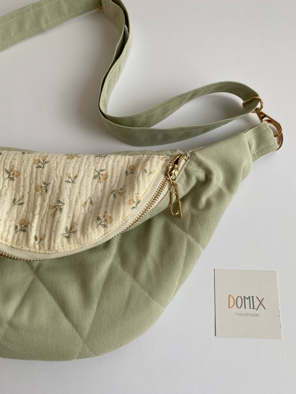 Handgemachte gesteppte Gürteltasche – Salbeigrüner Baumwollstoff mit Blumenmuster | Minimalistische Crossbody-Bauchtasche