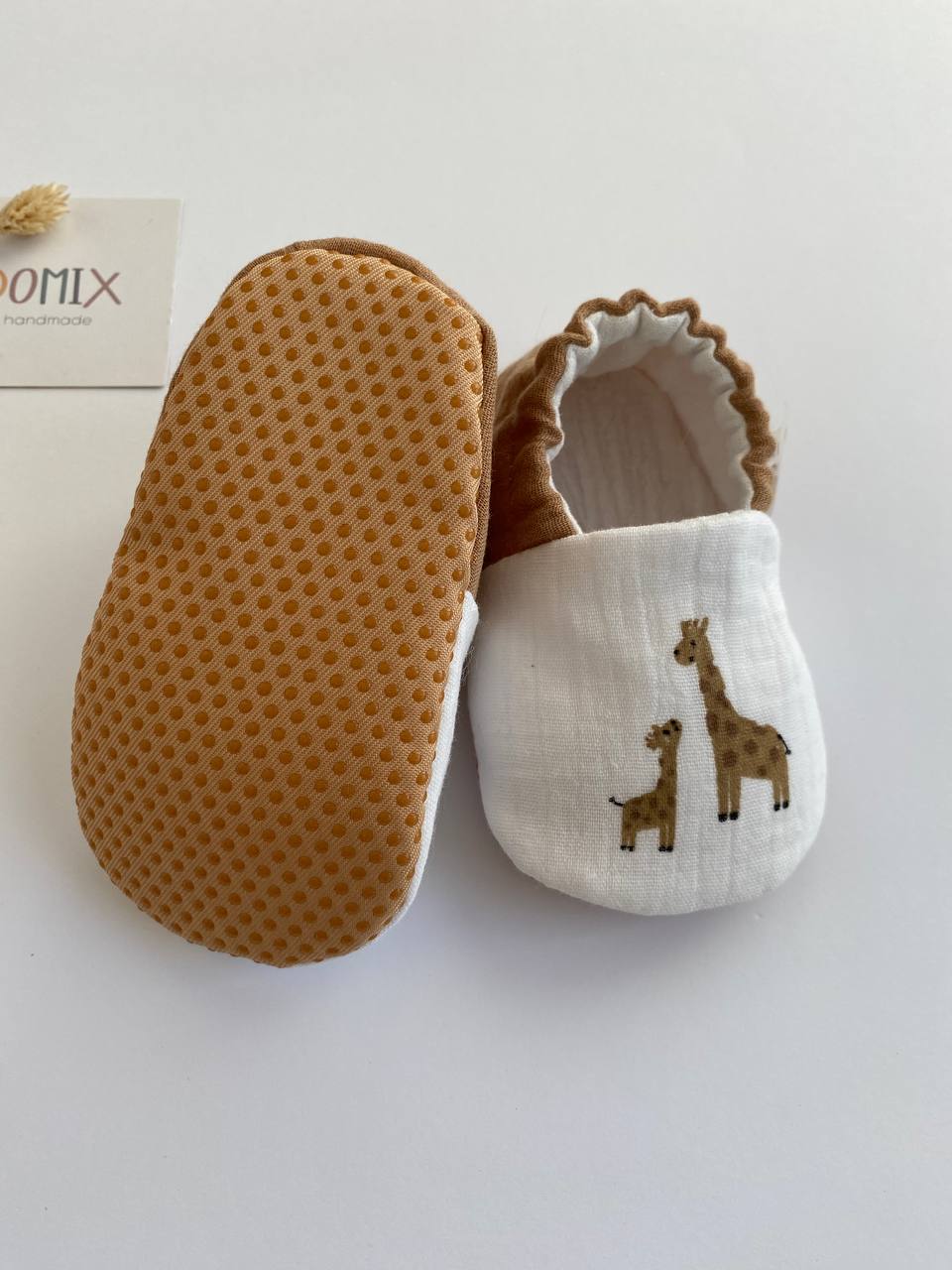 Handgefertigte Baby- & Kleinkindhausschuhe – Hausschuhe aus weichem Baumwollmusselin mit Giraffendruck