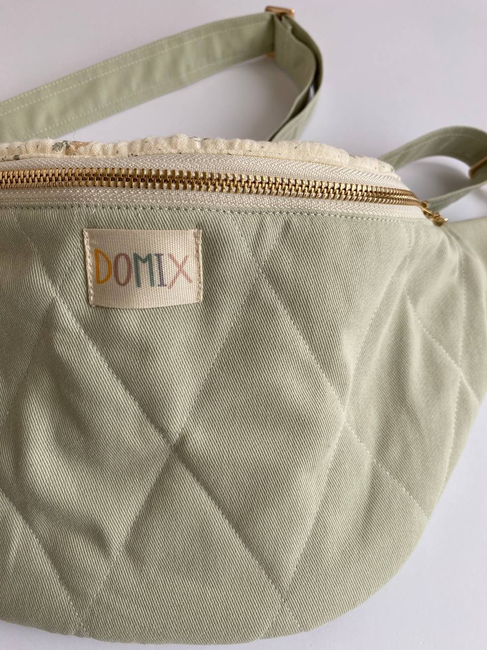 Handgemachte gesteppte Gürteltasche – Salbeigrüner Baumwollstoff mit Blumenmuster | Minimalistische Crossbody-Bauchtasche