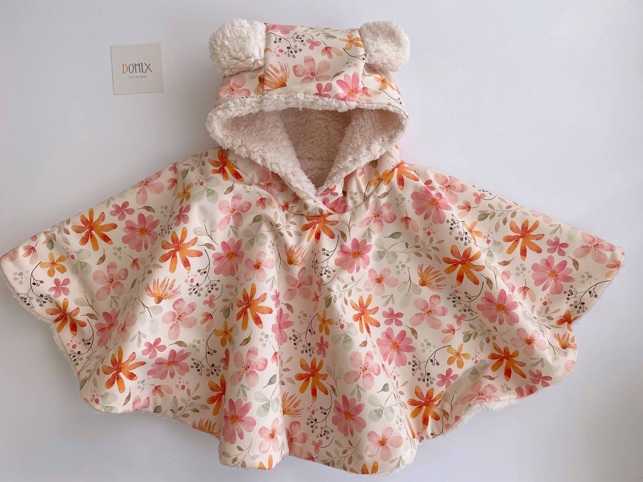 Poncho à capuche fleuri pour bébés et tout-petits, fait main en Suisse