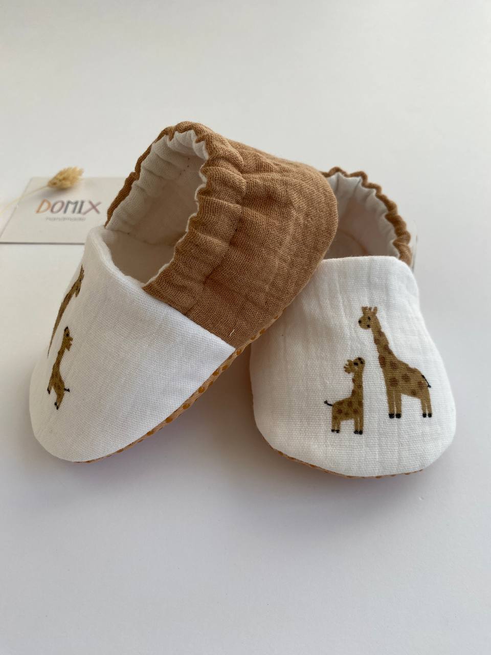 Handgefertigte Baby- & Kleinkindhausschuhe – Hausschuhe aus weichem Baumwollmusselin mit Giraffendruck
