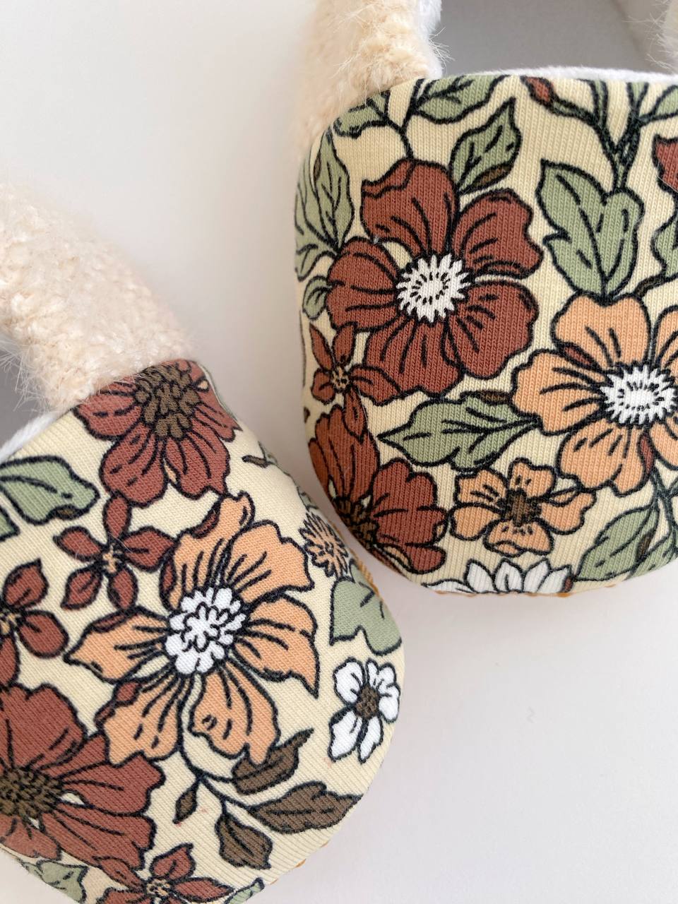 Baby-Hausschuhe mit Blumenmuster – Jersey & Velours