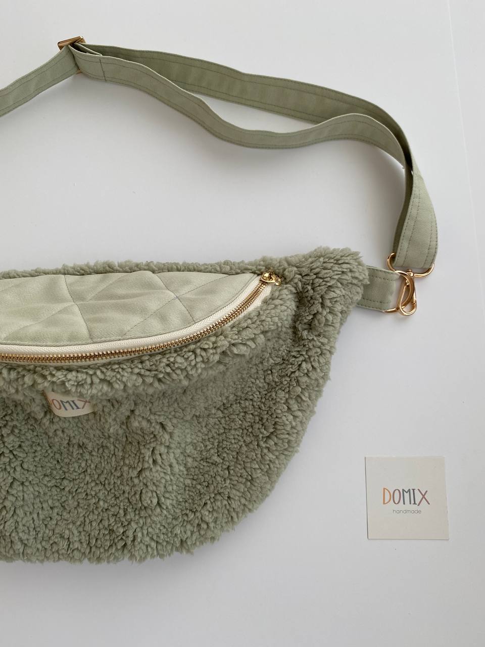 Sac banane Teddy vert blush – Fabriqué à la main par DOMIX