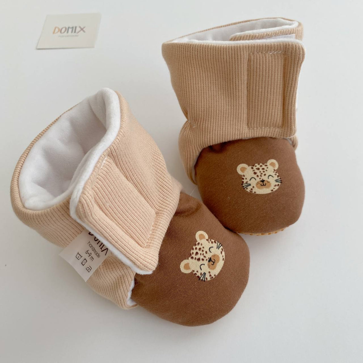 Pastellfarbene Baby-Schühchen mit Blumenmuster – Handgefertigte warme Babyschuhe