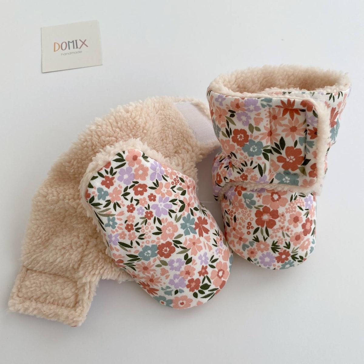 Pastellfarbene Blumen-Babyschuhe – Handgefertigte warme Babyschuhe