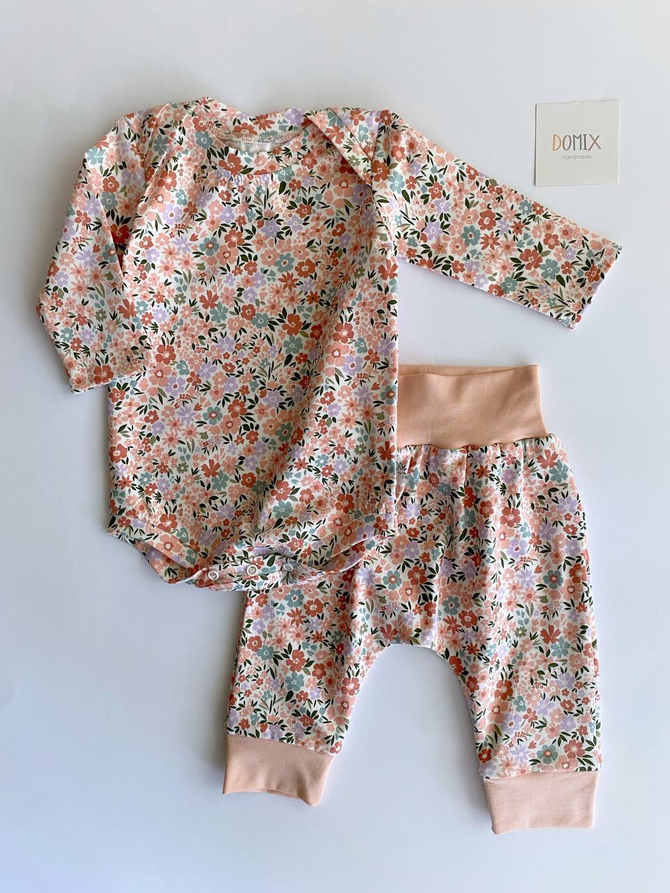 Ensemble bébé fait main – Body et pantalon fleuris