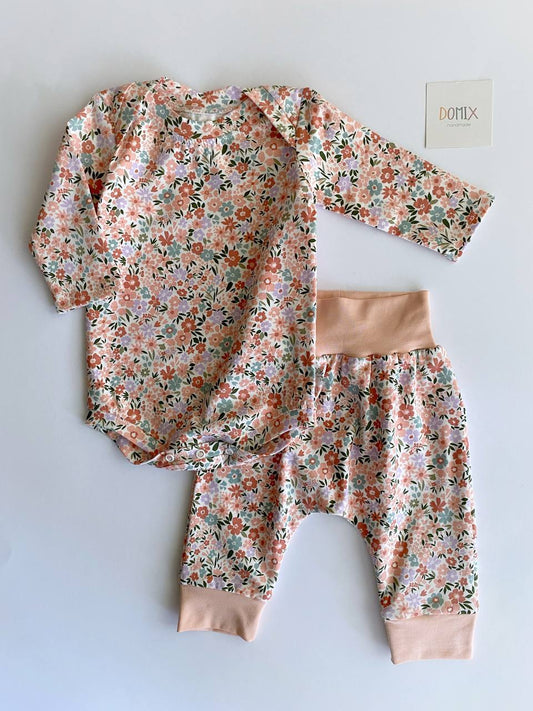 Handgefertigtes Baby-Jersey-Set – Blumen-Body & Hose