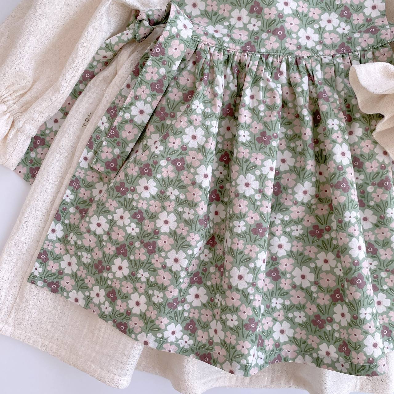 Robe fleurie pour bébé fille – Fabriquée à la main en Suisse | Domix